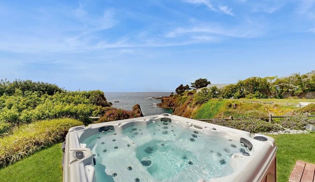 Luxe Remodeled Oceanfront Home on the Bluff