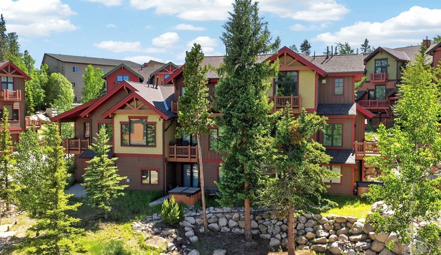 Luxurious 3 bed, private hot tub, views, 1 car garage parking