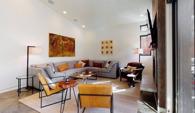 Luxurious home with hot tub, indoor/outdoor fireplace & WiFi - great location