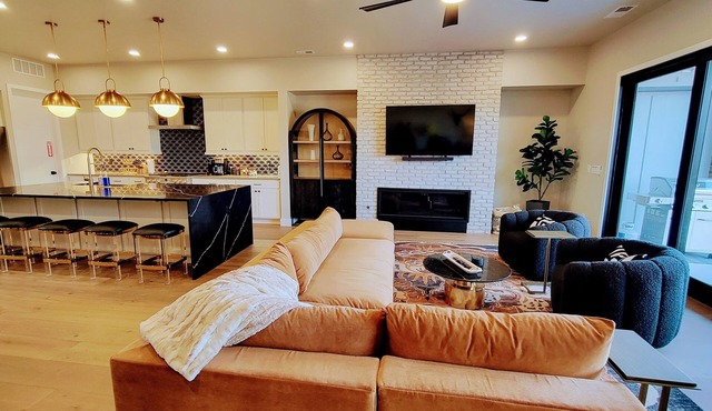 Luxury 4 Bedroom Townhouse with Mountain/Lake Views, Arcade, Sauna, EV Charger