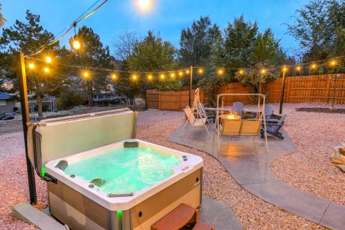 Luxury 5BD Retreat Hot Tub Fire Table Mtn Views