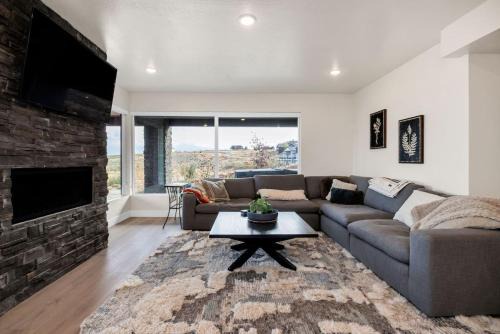 Luxury Lodge with Hot Tub, Theater and Pickleball Court