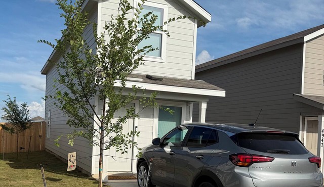 Modern/Cozy 2BR/2BA Retreat Near San Antonio