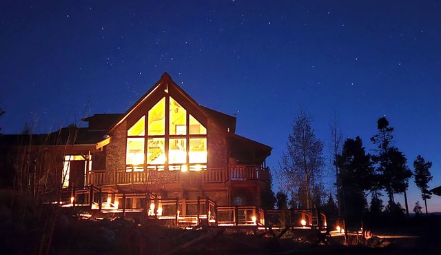 Modern & cozy! Mountain & lake views! Hot Tub! Pet Friendly!