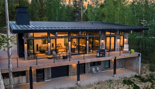 Modern Mountain Retreat - 2 acres - private trails & breathtaking views