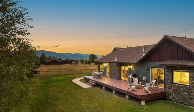 Mtn Views, Hot Tub, Deck, Fenced Yard, AC, Dogs OK