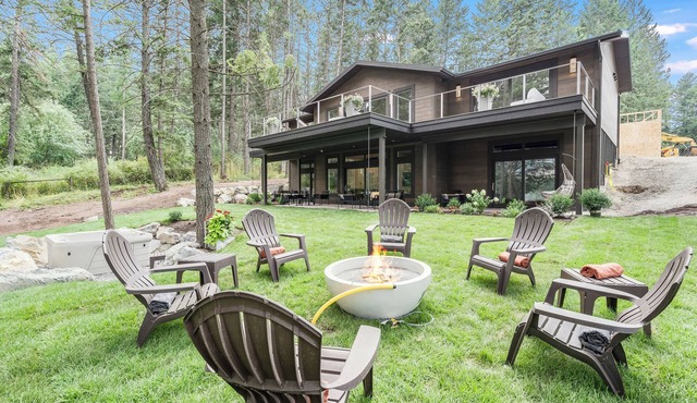 New build on 1-acre w/private hot tub and ADU