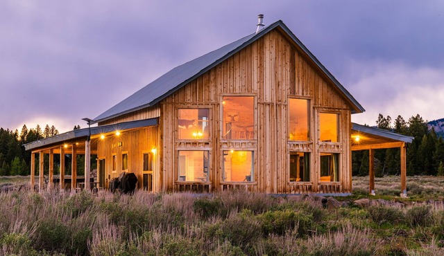 New Cabin! Hot tub, fire pit, large porch, space for families, views.