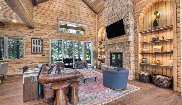 New Luxury Yellowstone House 6 acres,Private Decks, Heat & AC on Creek