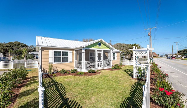 Newly Remodeled Charming Beach Cottage with Private Pool in Historic Salter Path