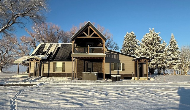 Newly renovated Ashton Farmhouse on Cave Falls HWY. Near Yellowstone Nat. Park