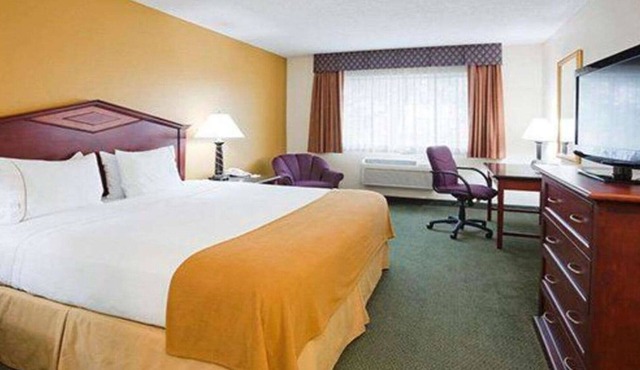 Norwood Inn Eagan - 1 King Suite with Spa Bath Oversized Non Smoking