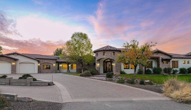 Oasis Estate with Pool, Hot Tub, 3 Pickleball Courts, Putting Green, 13’ Theatre