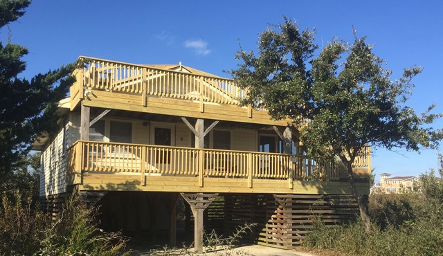 Oceanside, 3 minute walk to the beach, hot tub, screened deck and rooftop deck.
