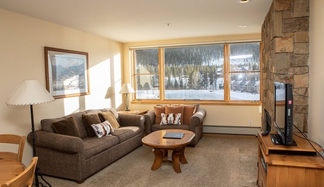 On Keystone Lake/Shuttle to Lifts/Pool and Hot Tub Access/Great Amenities