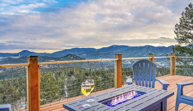 Panaromic Mountain Views, Hot tub, Geodesic Dome, Game room!