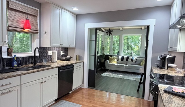 Peaceful & cozy, North Hills/3 bedroom w/firepit