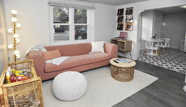 Peach by the Beach! 1 Bdrm Apt close to downtown