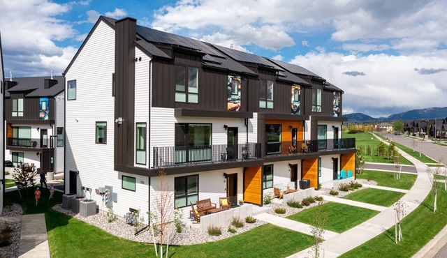 Peak View Townhome - Modern Townhome with Amazing Views, 30 Night Minimum