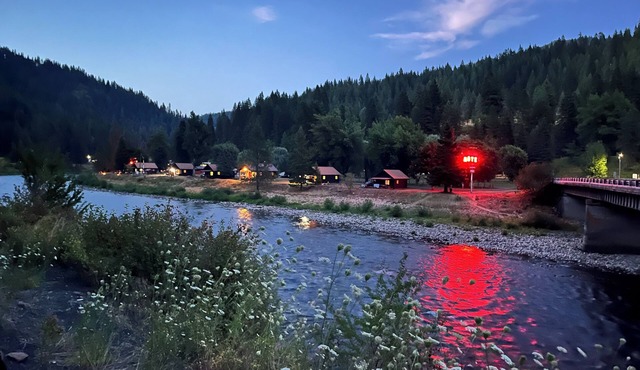 Perfect 1-bedroom cabin with AC on Lochsa River