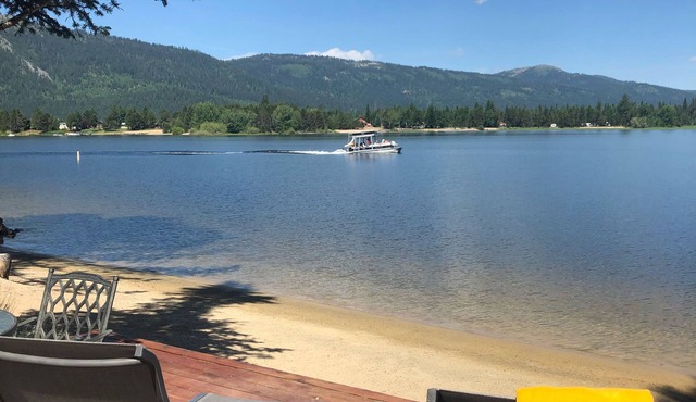 Perfect lakeside getaway, sandy beach-great for families and friends!