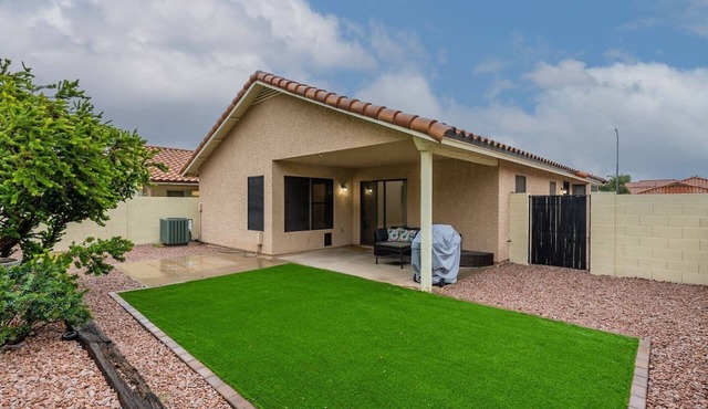 Pet-friendly, BBQ, Turf yard ~ Perfect Escape