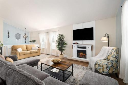 Pet Friendly Farmhouse with Yard & BBQ