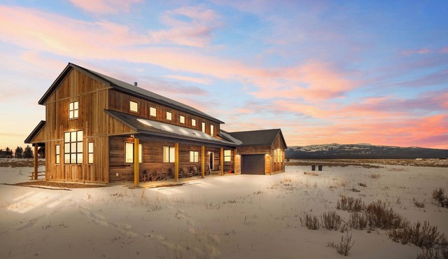Pet Friendly Home! Mountain Side Manor, AC, Game Room, Hot Tub, Near Yellowstone, Sleeps 15