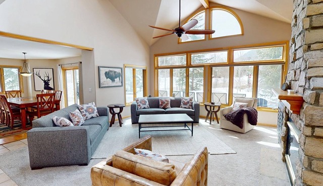 Pet Friendly, Private Hot Tub, Deck! BIG Home for Family/Teams. Near Events