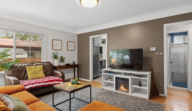 Pet Friendly, Private HOT TUB & Fenced Backyard