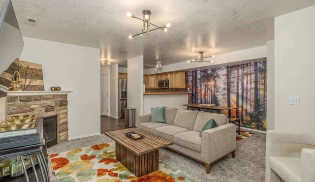 Pet-Friendly Townhome Near Corbin Park