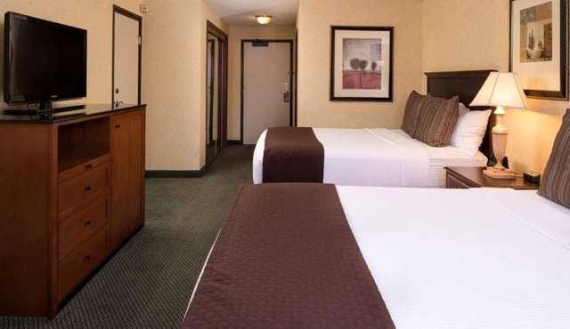 Pleasant Stay, Convenient Location! Upscale Unit Near Attractions, Pool, Parking