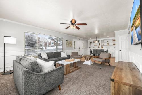 Private Indoor Pool and HT - Sleeps 16 - Game Room