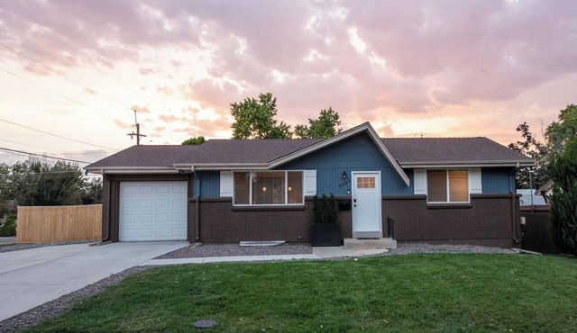 Private Upper Unit Home, Pet Friendly, Min to DT