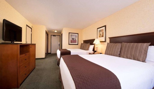 Proximity At its Best! Modish Unit Near Columbia Center Mall! Pool, Parking!