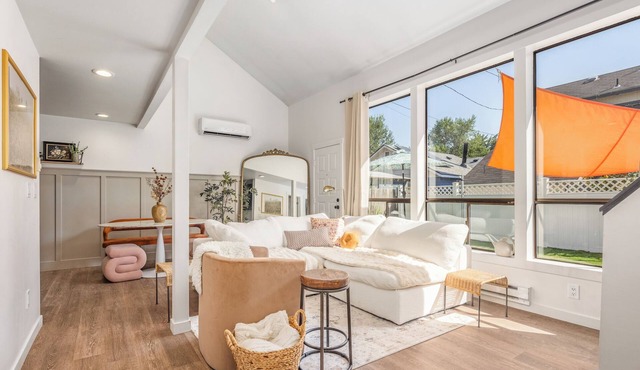 Quaint Boise Bench Home: Modern with a private yard. Great Location