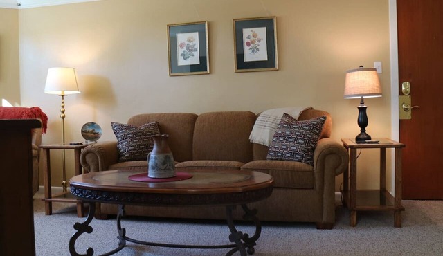 Quiet Local Apartment