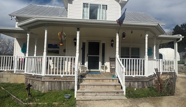 Quiet, spacious countryside, Farm house retreatj!