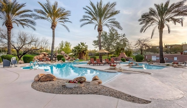 Relax and Recharge! Full KItchen, Swimming Pool, Free Parking!