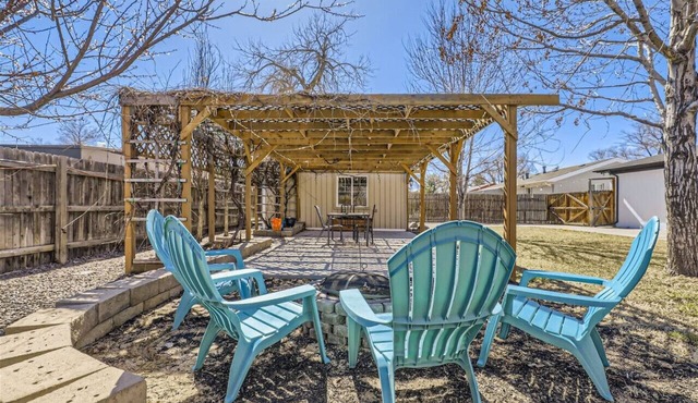 Remodeled 4BR Home: 2 Kitchens, Big Yard, Firepit, Near Downtown