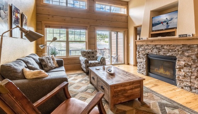 Rendezvous Hideaway | Walk To Town! Close To Slopes! | Private Hot Tub
