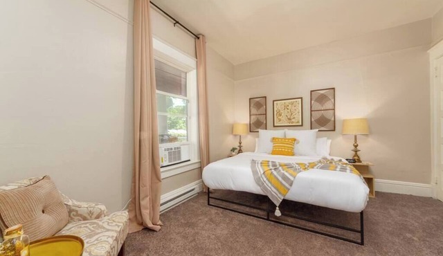 Renovated 1 Bed, 1 Bath, KING BED! Near Downtown!