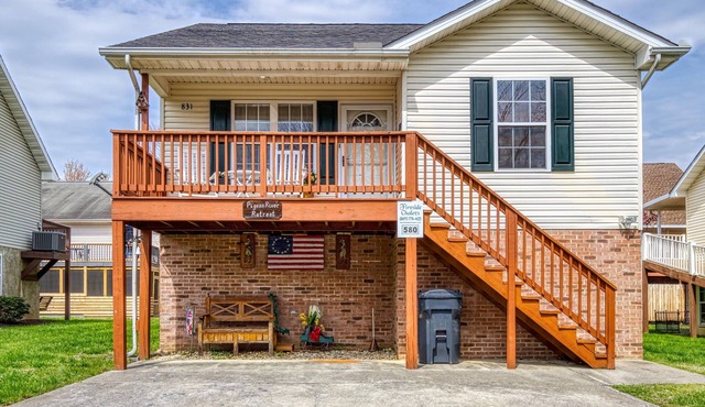 River Access- 1 Mile off of Pigeon Forge Parkway- Hot Tub-motor cycle Friendly