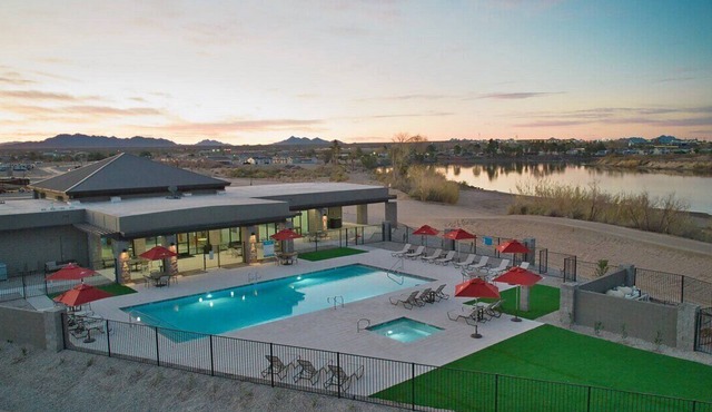 River Tiny Home~Private Beach Pool/Spa/Gym watercraft launch, clubhouse. Relax!