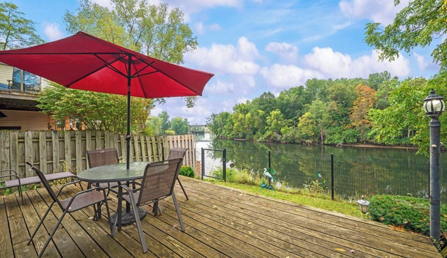 Riverside Retreat - Walk to Downtown, YMCA, Fishing!