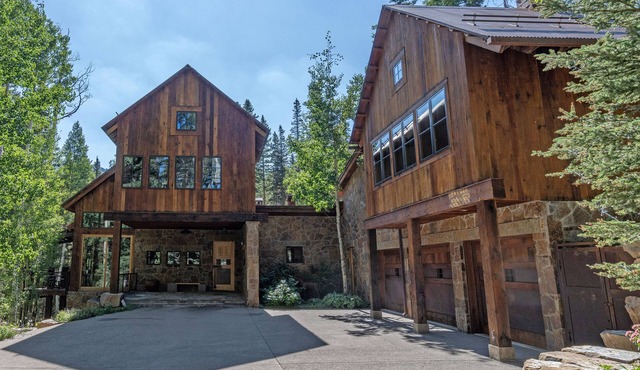 Robber's Roost- Sprawling, Ski In/Out, Arcade, Pool Table, & More!