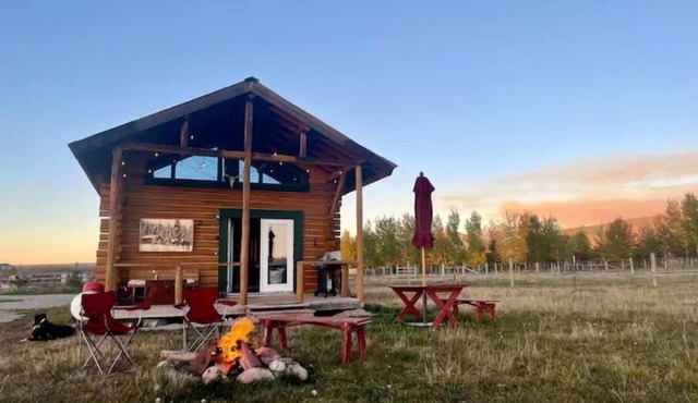Romantic private Log Cabin with horse pasture