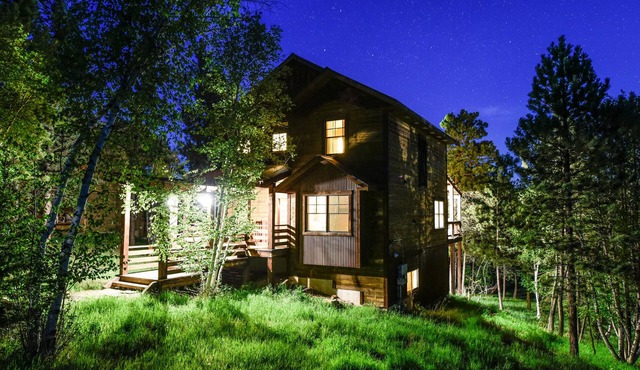 Rustic 4 bedroom cabin at Gilded Mountain, wifi, pool access, paved roads