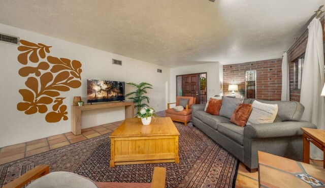 Sam HughesA/U of A/Fenced/Carport/3 BR 2 B