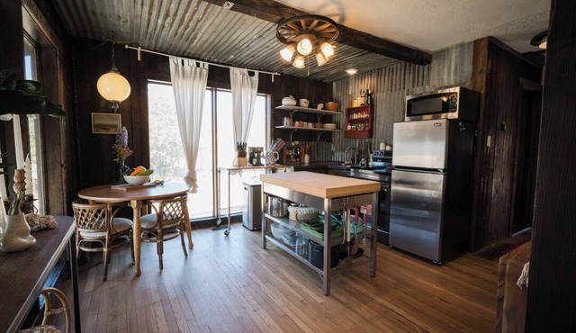 Scenic 2-bedroom cabin w/mountain views, WiFi, 3 ski areas nearby